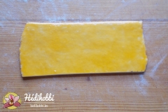A tészta legyen kb. 10 cm széles